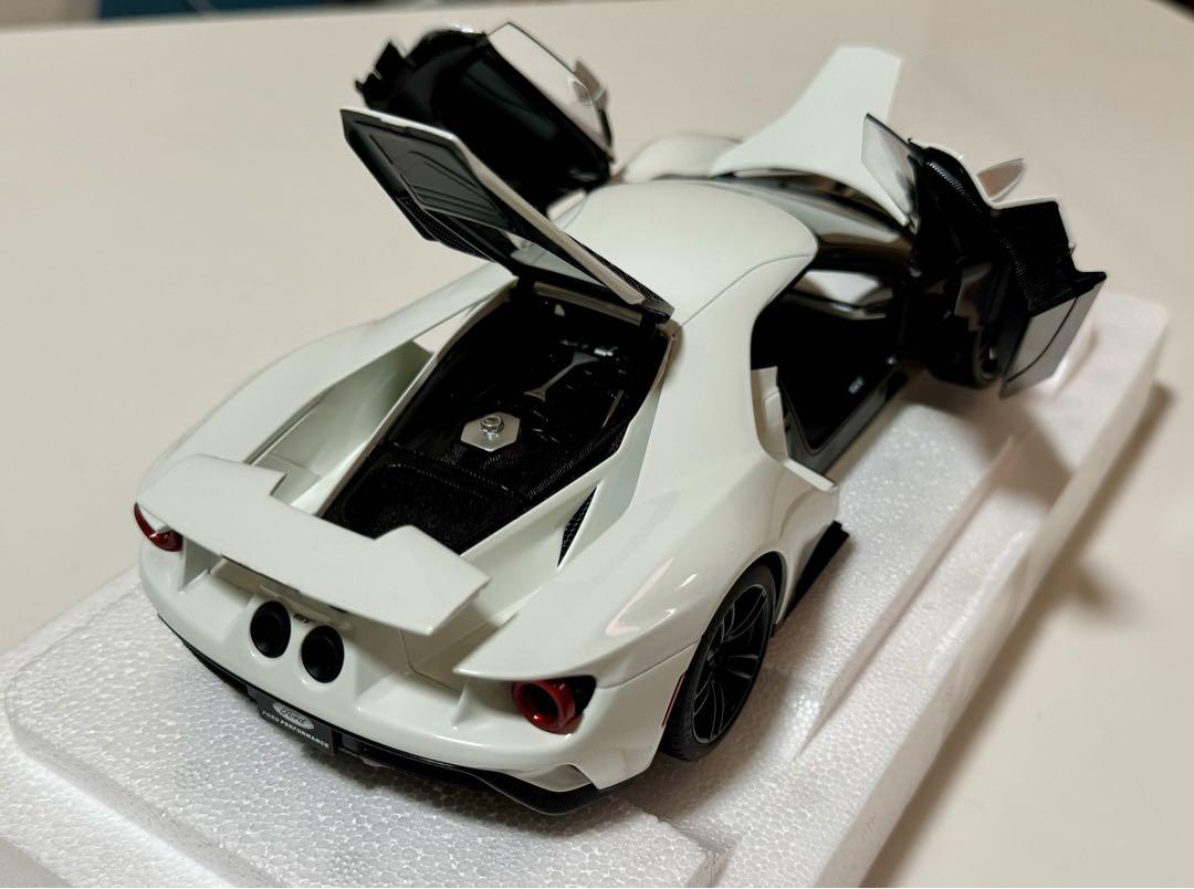 オートアート1/18 フォードGT 2017 (FROZEN WHITE)