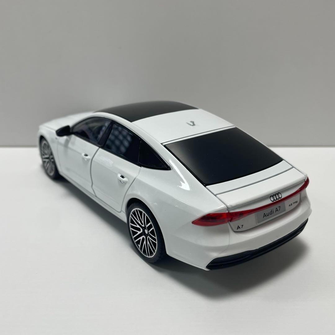 アウディ A7 スポーツバック ミニカー 1/24 白audi