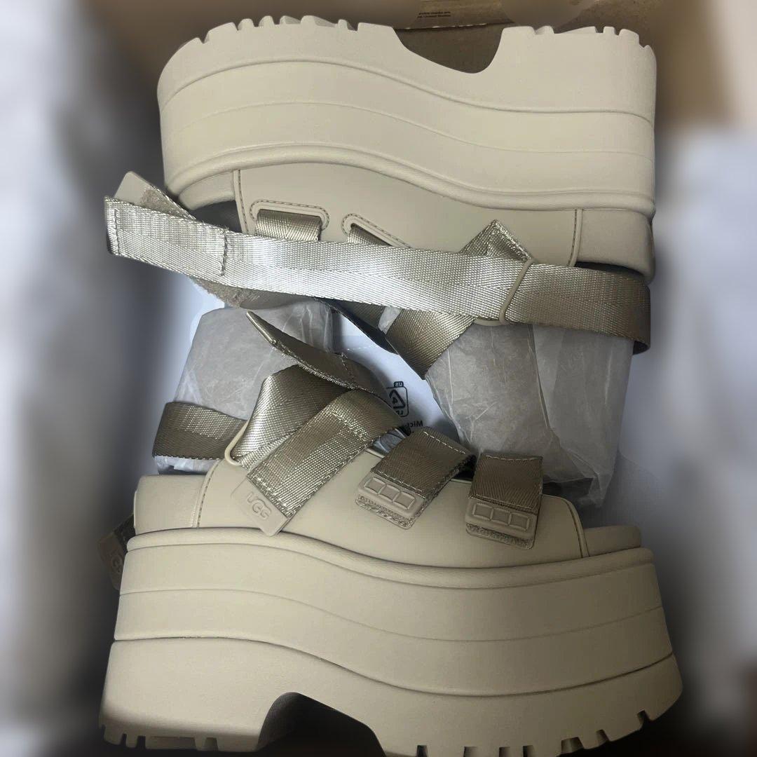 国内完売 アグ UGG ゴールデンライズ 人気のベージュ 23センチ サンダル