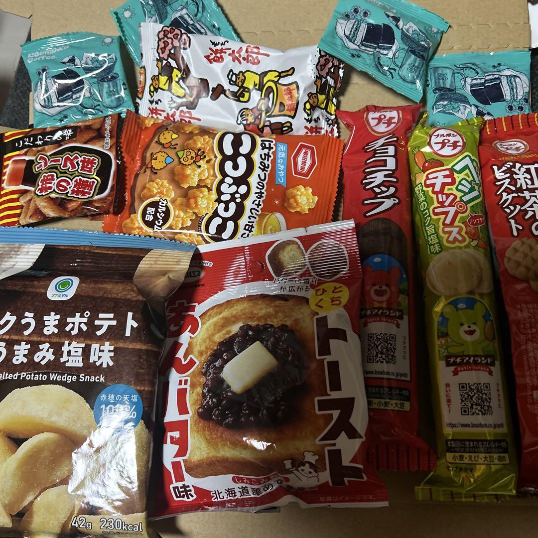 【メルカリ便】大量お菓子詰め合わせ　おまけ付き 詰め合わせ 大量お菓子セット - メルカリ