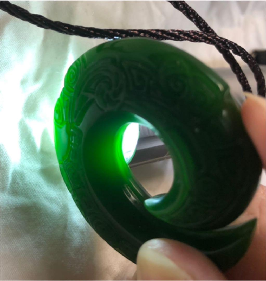 新品 翡翠 石彫 サークル ペンダント ネックレス 勾玉 彫刻  開運 如意宝珠