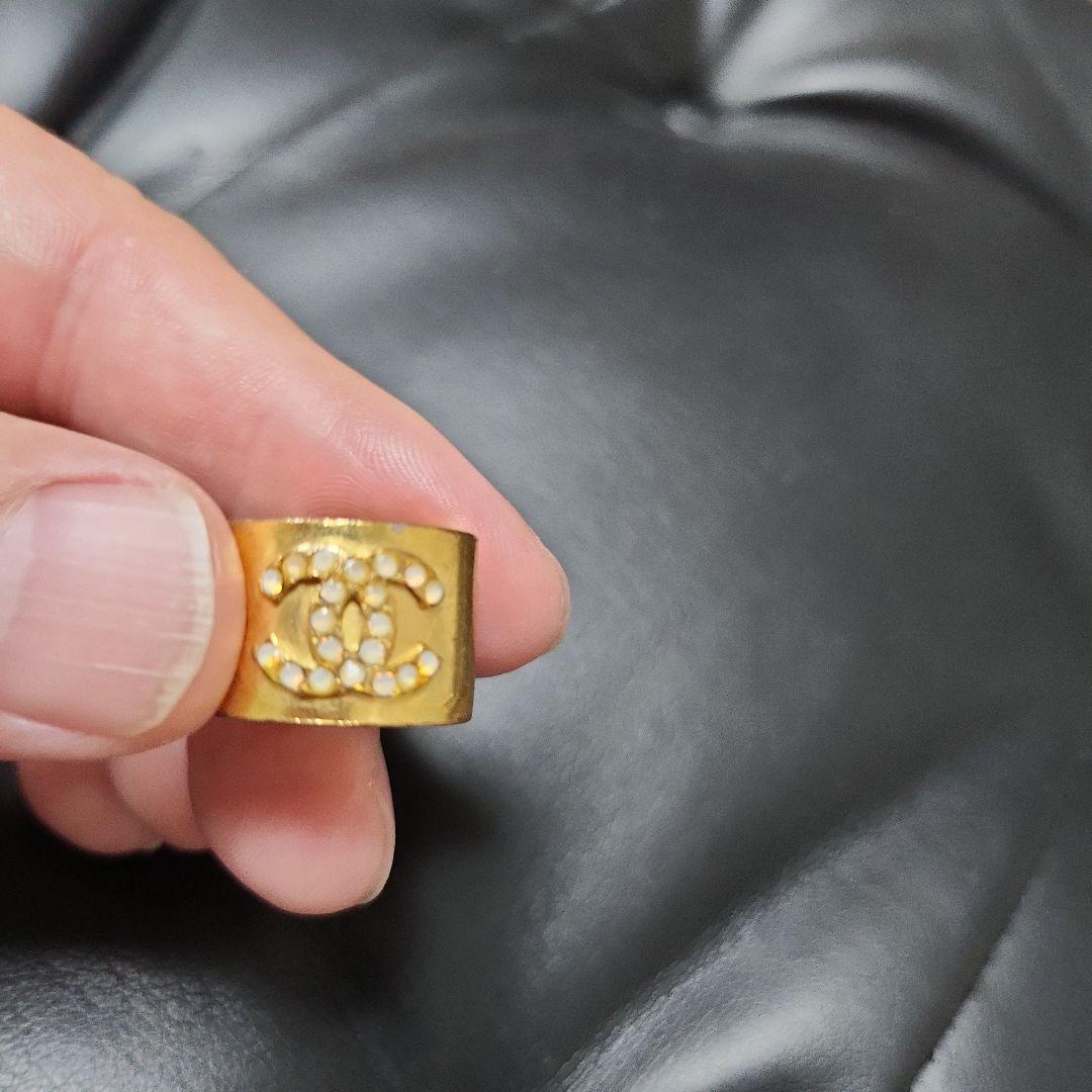 CHANEL ロゴ入りゴールドメッキリング 傷有り - メルカリ