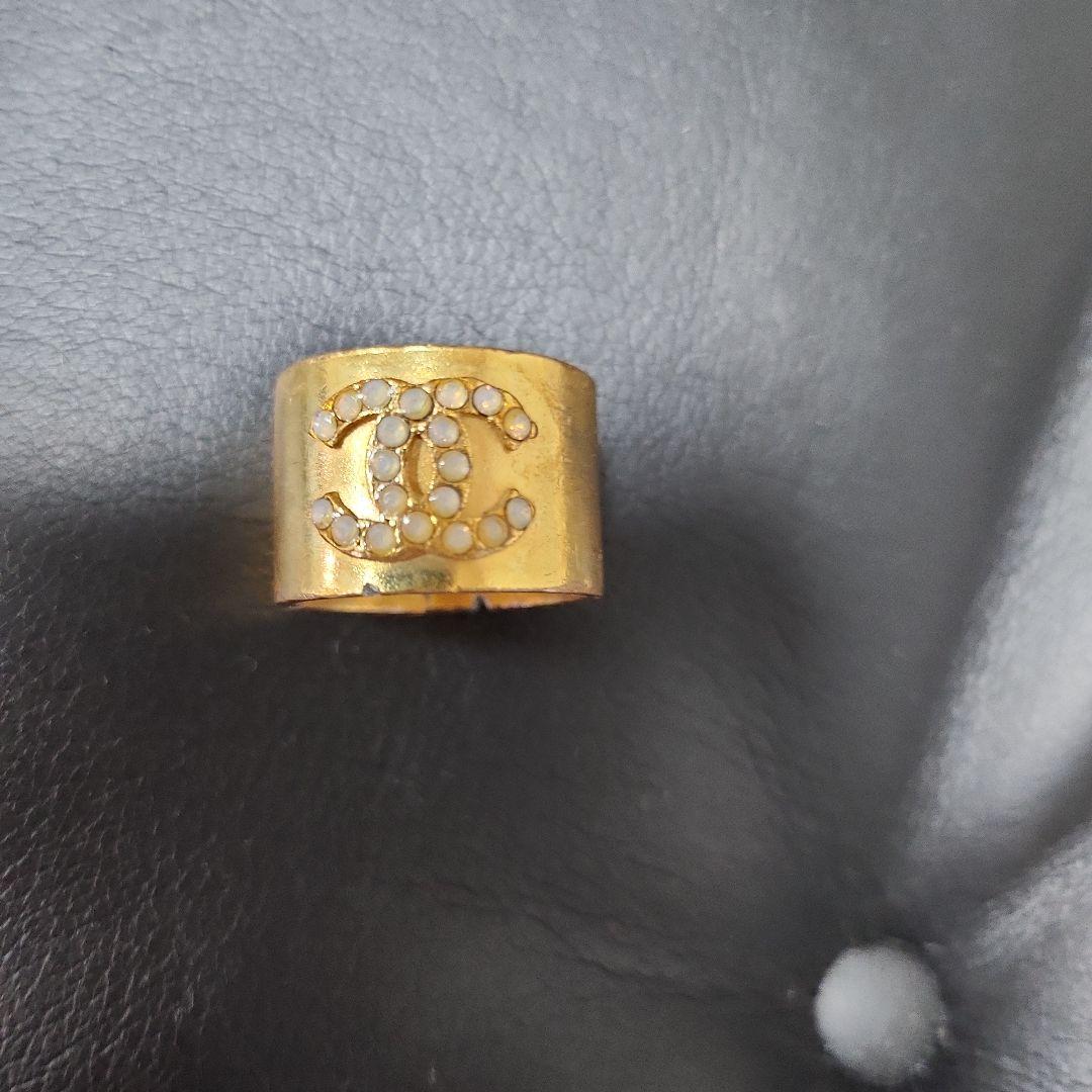 CHANEL ロゴ入りゴールドメッキリング 傷有り - メルカリ