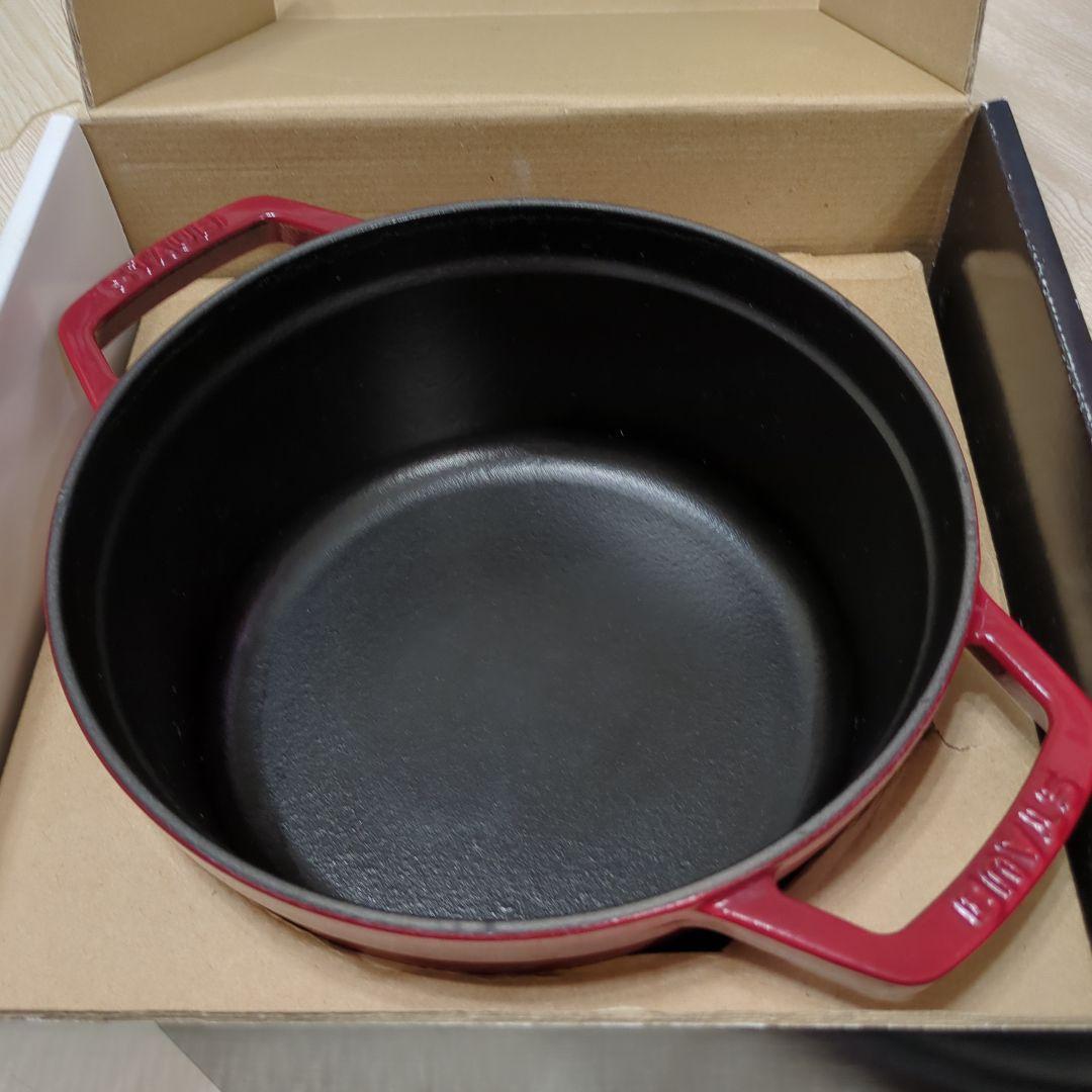 c*a様 STAUB 鋳鉄製 22cm 両手鍋 レッド