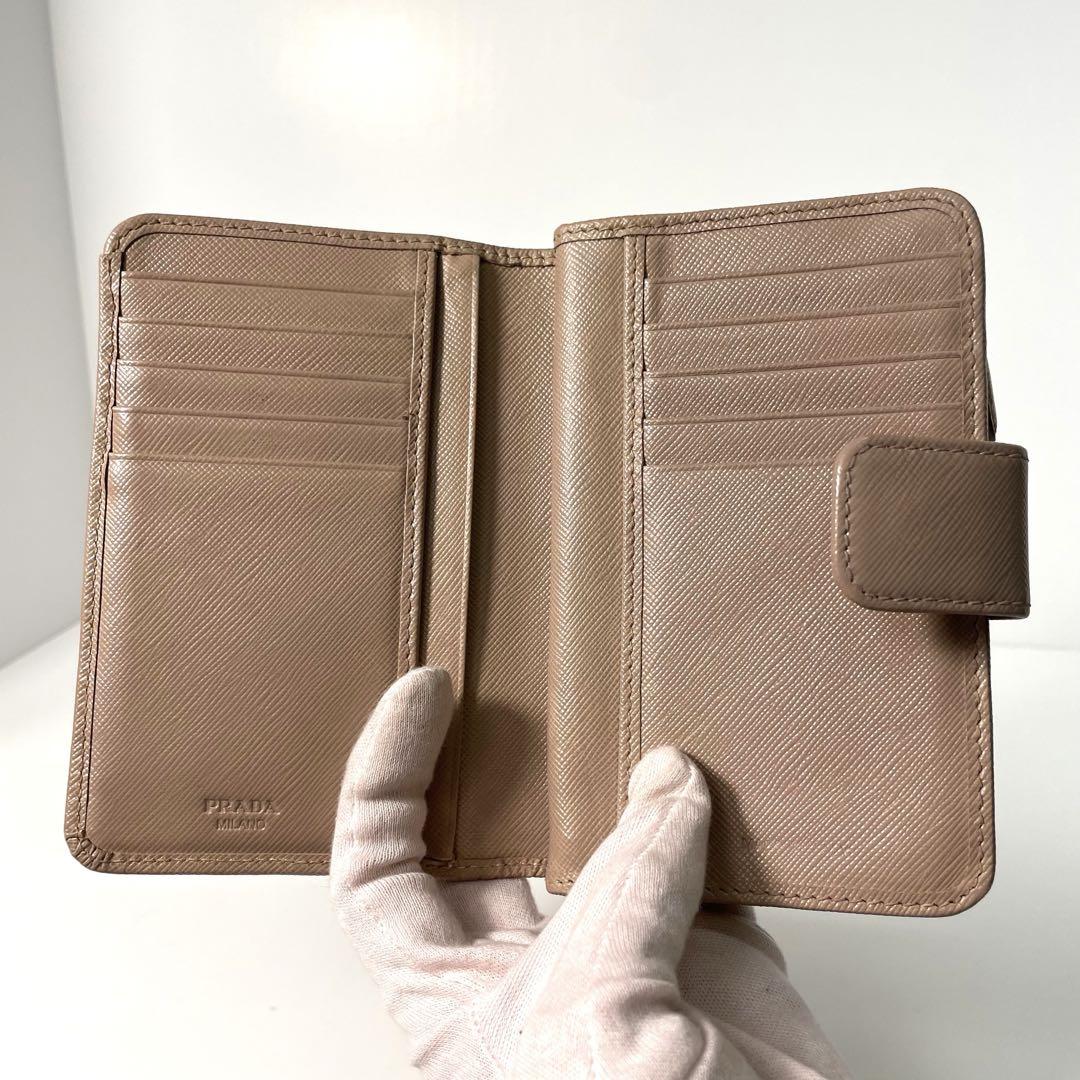 PRADA 二つ折り財布 ロゴ入り ゴールド金具 サフィアーノレザー ベージュ ✨️美品✨️ PRADA 二つ折財布 サフィアーノレザー ベージュ