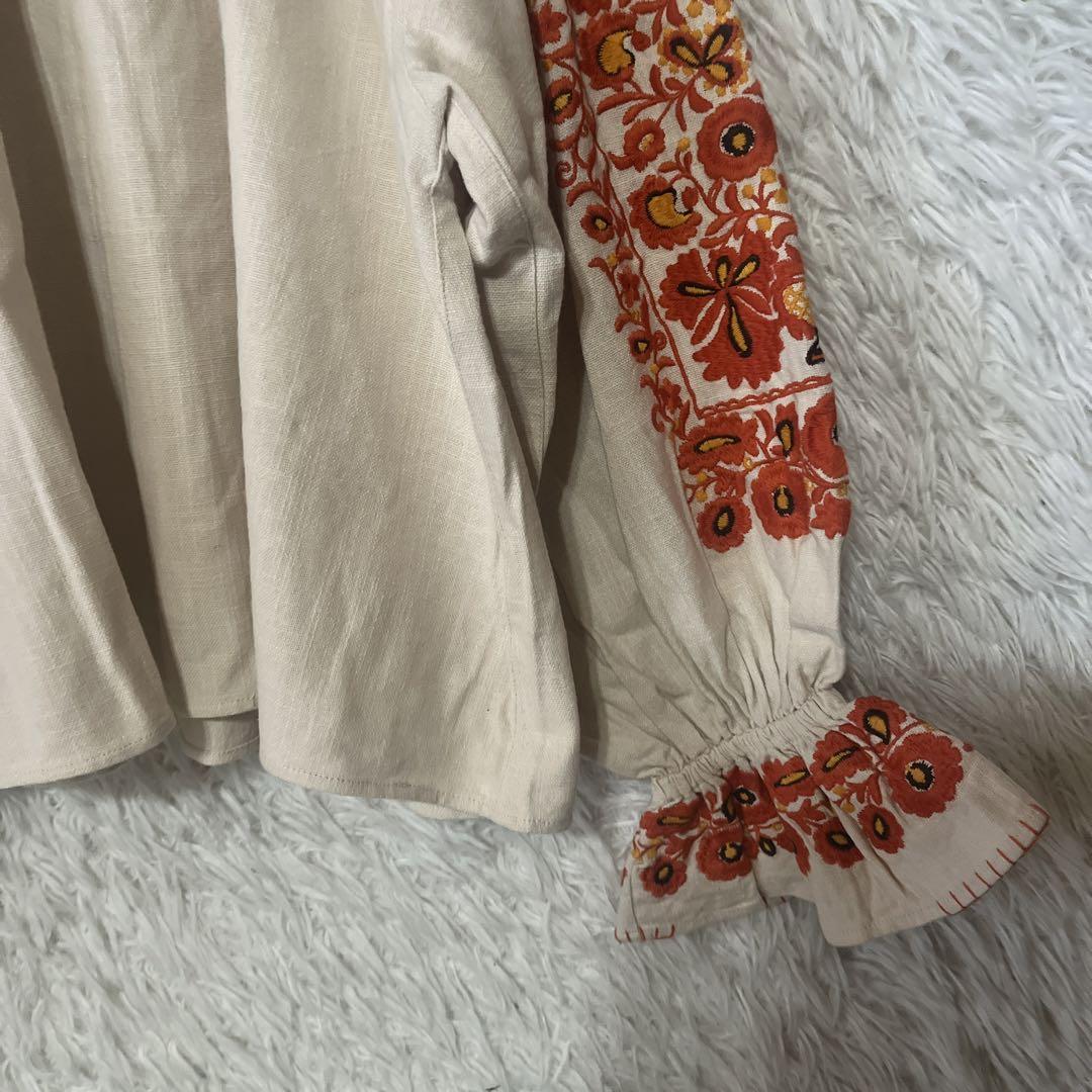フリーダ　インドギャザースリーブ刺繍スモックブラウス　ナチュラル