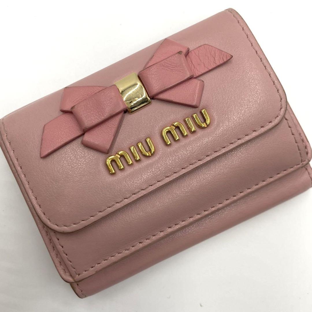 【美品】ミュウミュウ 三つ折り コンパクトウォレット リボン 金具 レザー