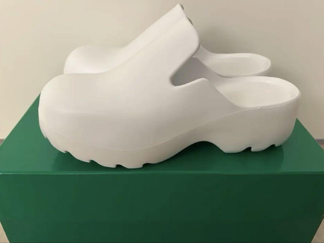 【新品】BOTTEGA VENETA ラバー フラッシュ サンダル 白　　　42 新品】BOTTEGA VENETA ラバー フラッシュ サンダル 白 42