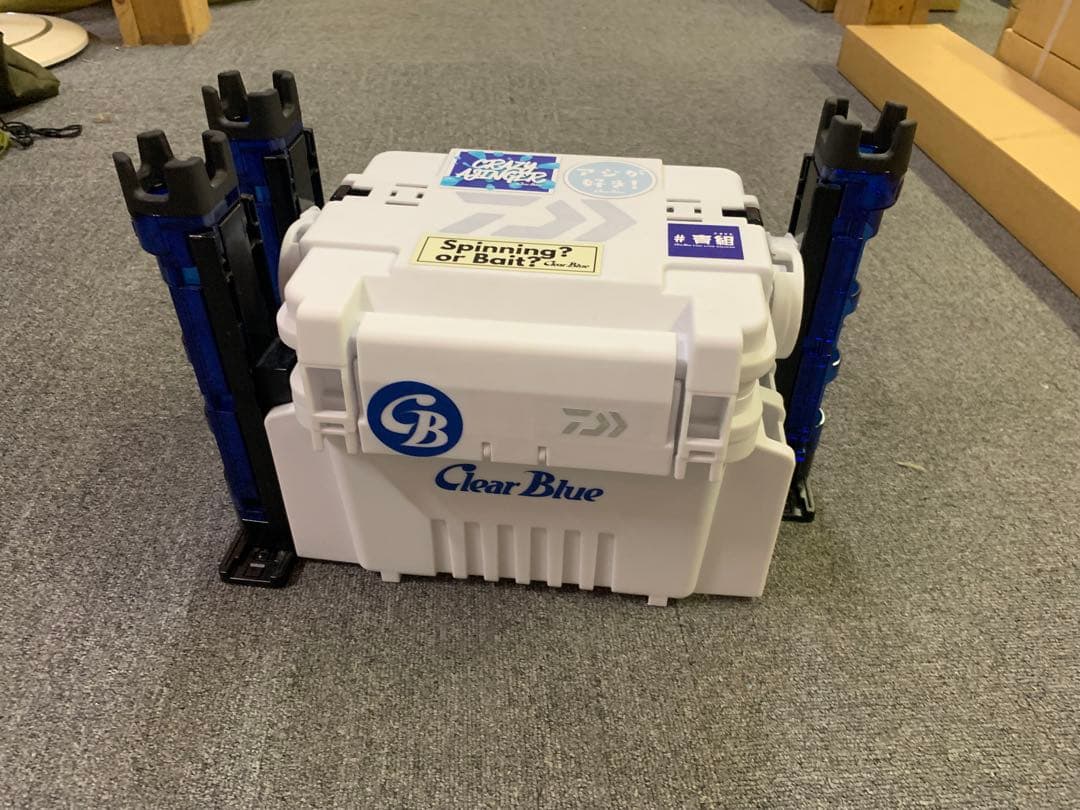 クリアブルー仕様　ダイワtb3000HSタックルBOXロッドスタンド付き