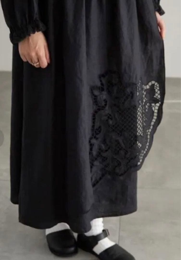 TSUHARU by Samansa Mos2リネン裾刺繍レースワンピース黒色 TSUHARU by Samansa Mos2リネン裾刺繍レースワンピース黒色
