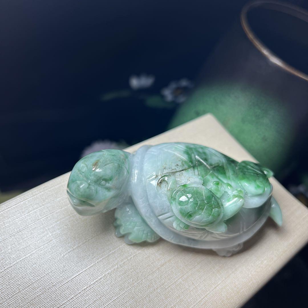 本翡翠　縁起が良い亀親子置き物