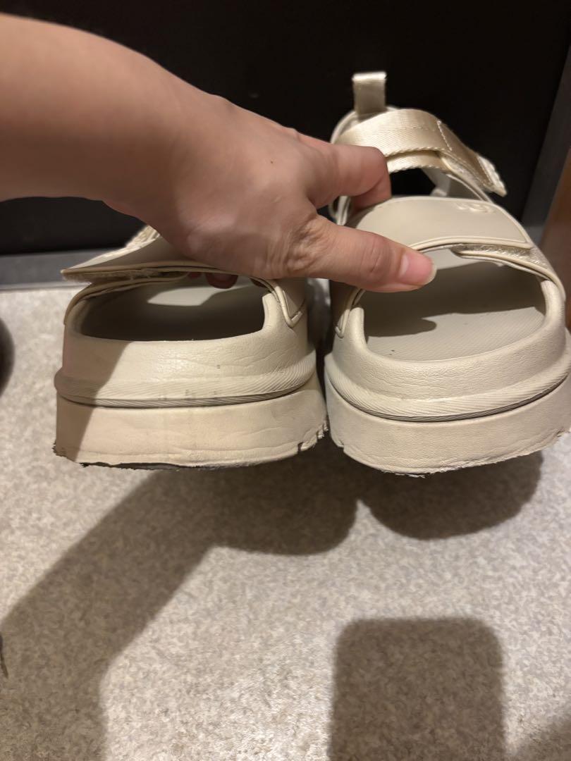 UGG スポーツサンダル ベージュ 厚底 - メルカリ