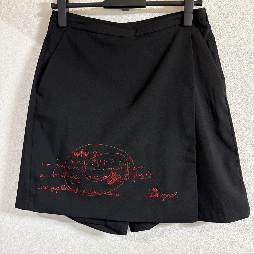 黒のショートパンツ 赤い刺繍付きパンツ