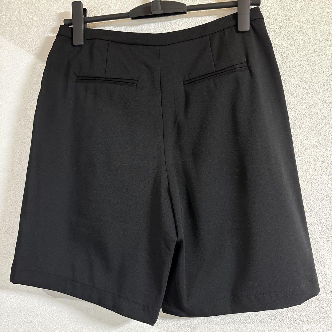 黒のショートパンツ 赤い刺繍付き