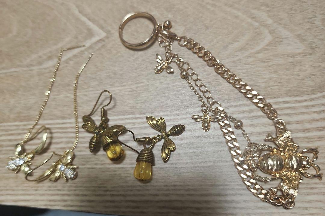 ❤蜂モチーフ❤の金色ピアス＆ブレスレットの3点セット