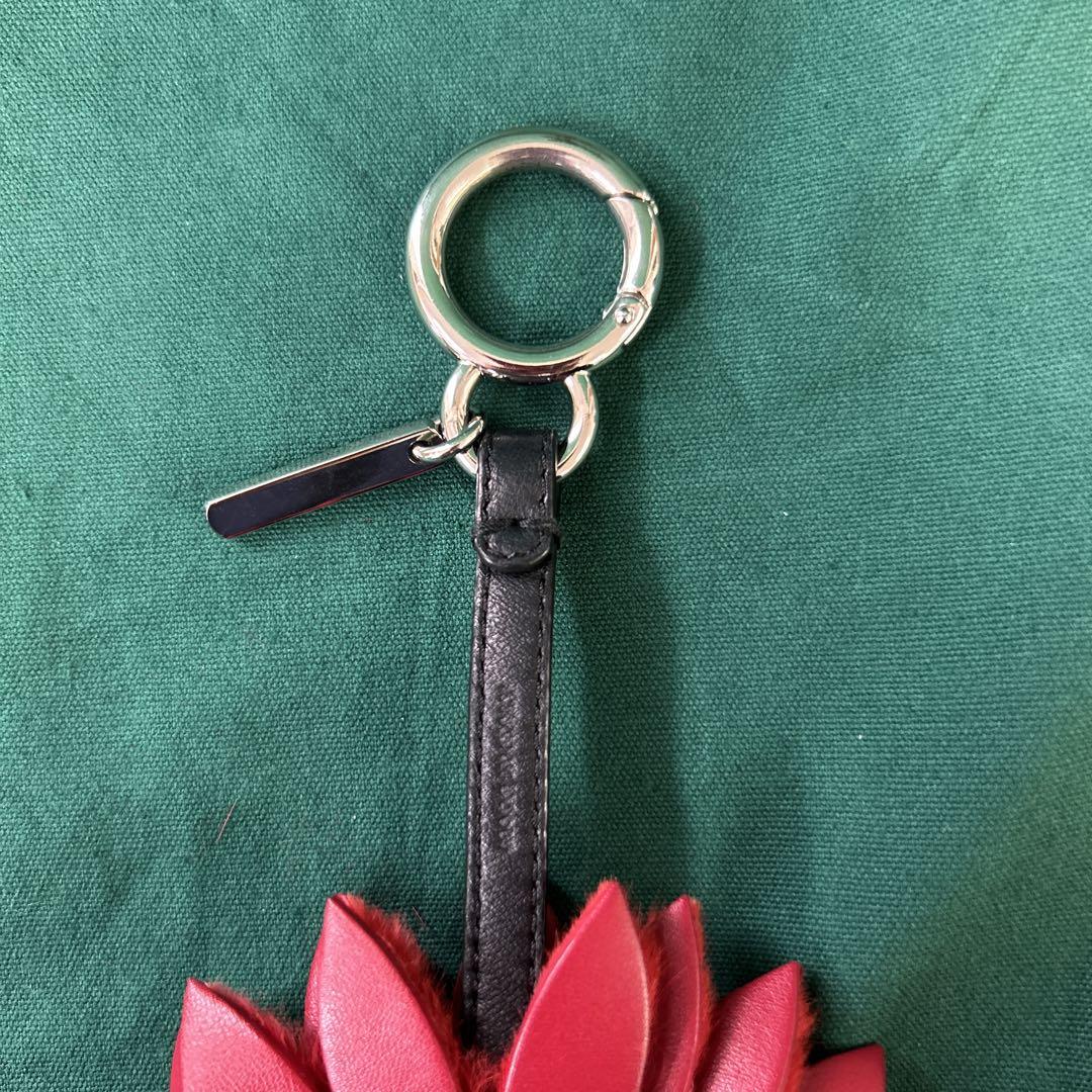 136-10 FENDI フラワーチャーム キーホルダー
