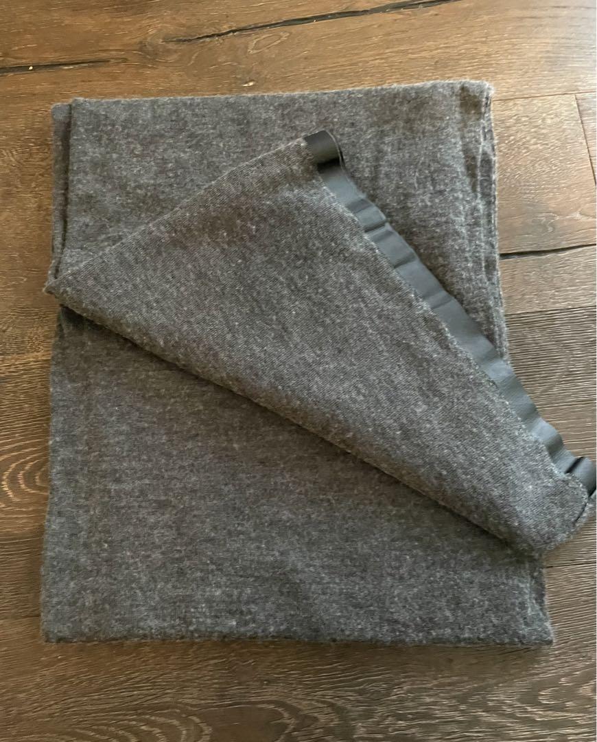 グレー