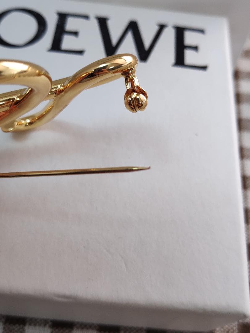 超美品♥ロエベ メタルブローチ 金色 超美品♥ロエベ メタルブローチ 金色