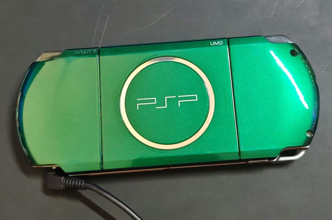 PSP3000グリーンバッテリー無し、32gメモリーアダプター×2、充電器てす。