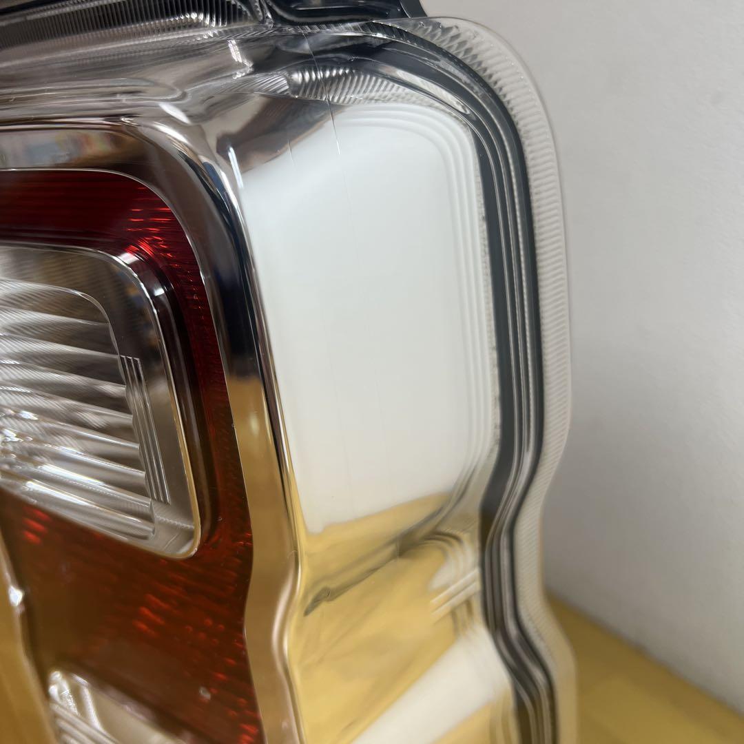 SUZUKI ハスラー MR52S 右Rrコンビネーションランプ