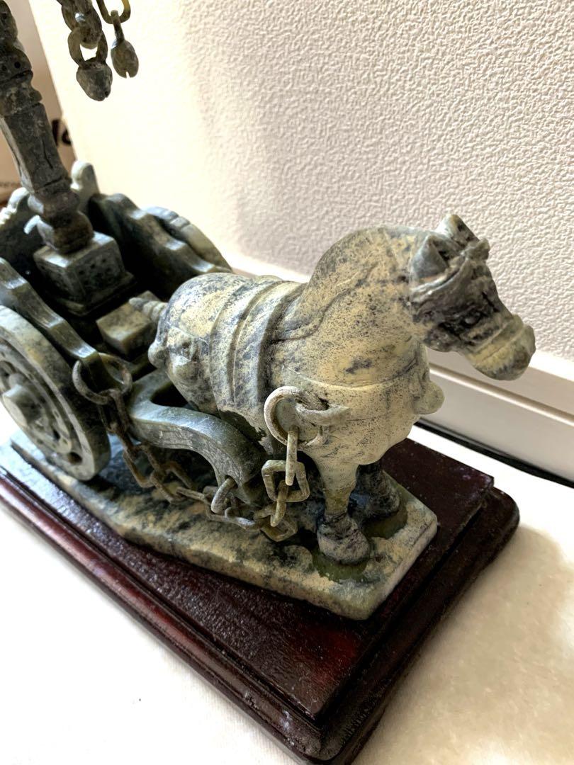 中国骨董 天然石 手彫り 置物 馬と車の石彫刻 木製ベース付き