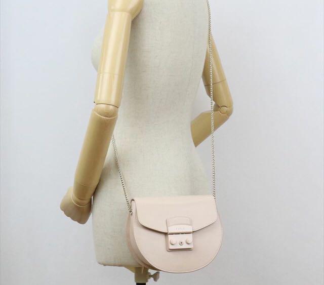 FURLA 未使用　クロスボディ FURLA フルラ レザー ショルダーバッグ クロスボディ ブラック
