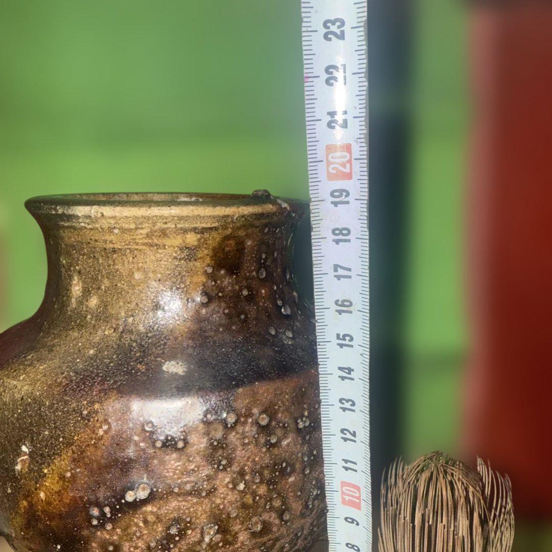 古伊賀の花瓶 石爆ぜ茶色と黒とのグラデーションが素晴らしい骨董品になります