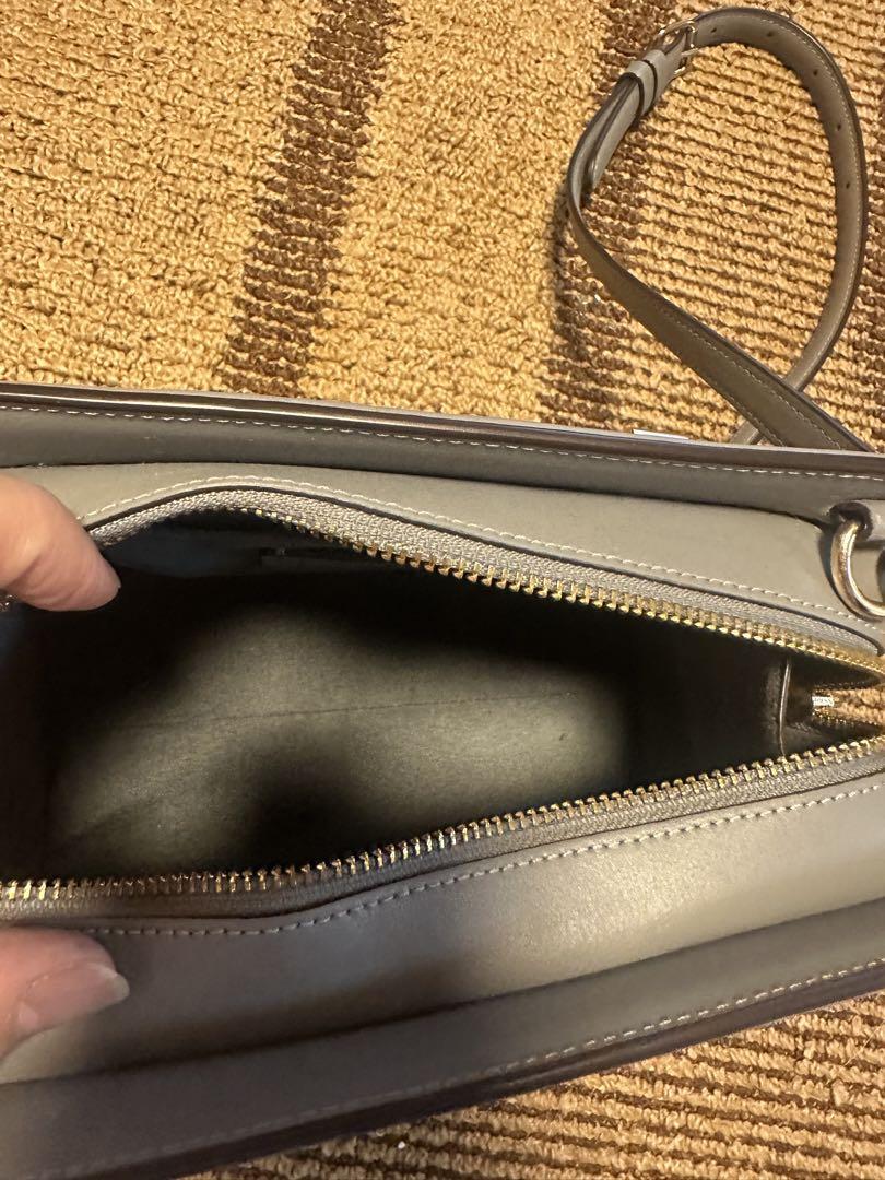 グレー ハンドバッグ ロゴ付き金具
