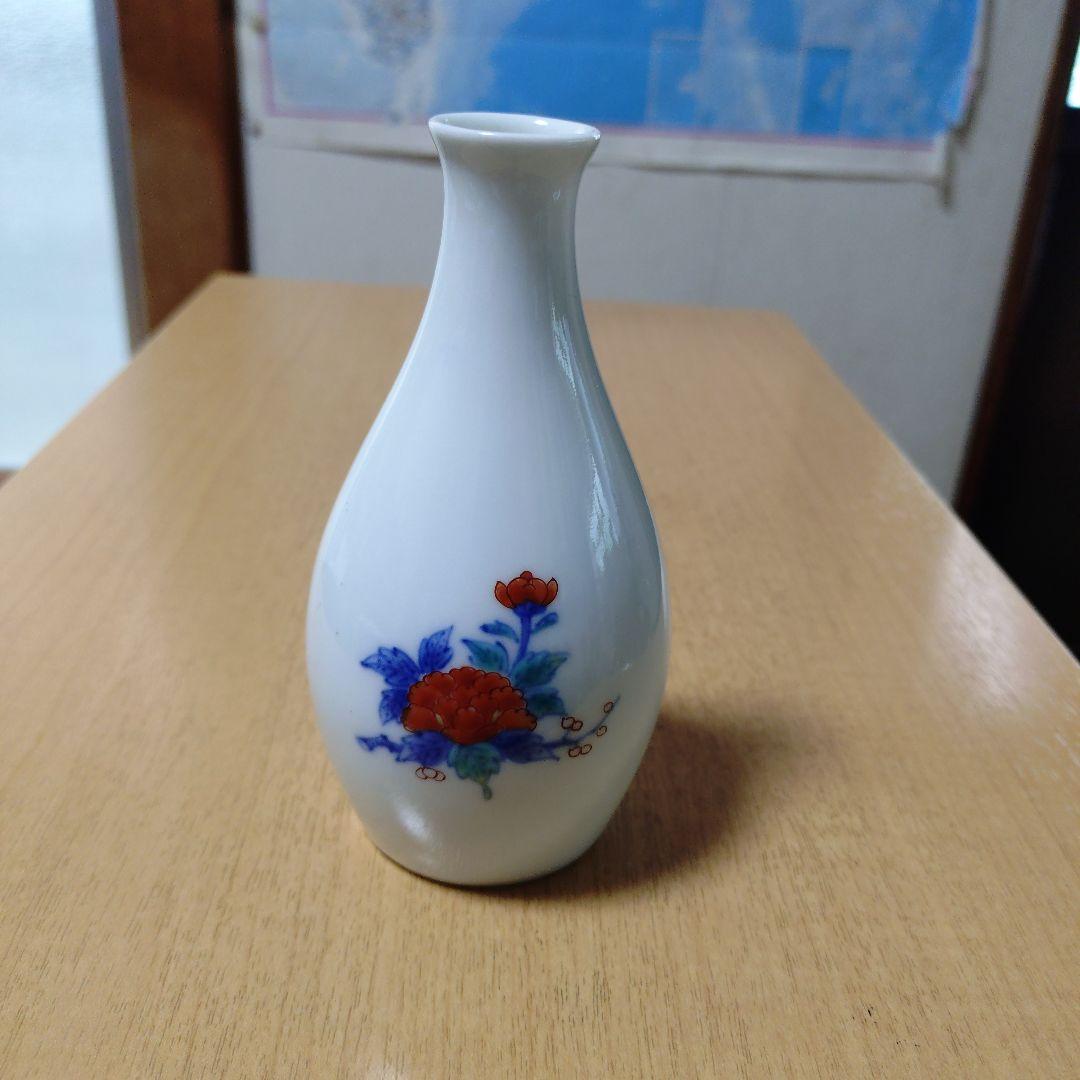 花柄の白磁花瓶 - メルカリ