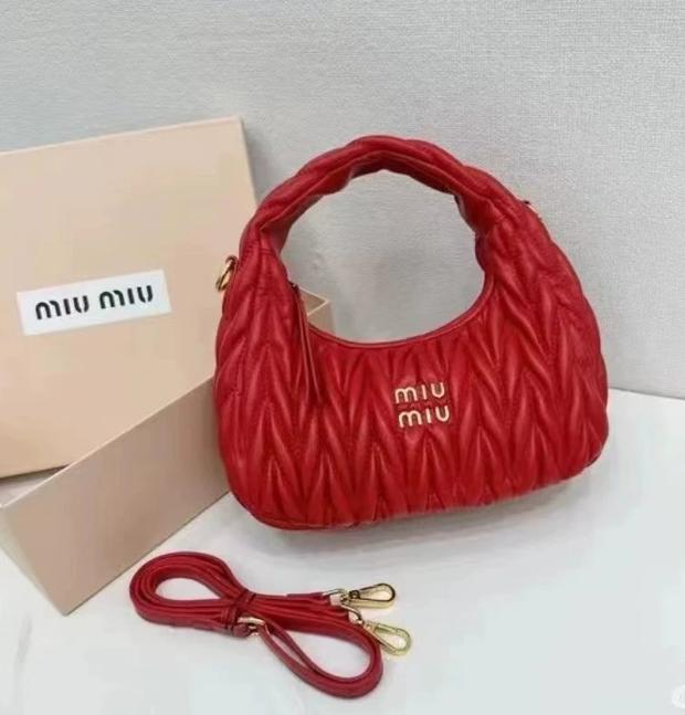 miu miu レッド ショルダーバッグ - メルカリ
