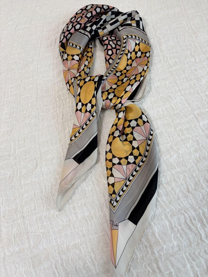 極美品！EMILIO PUCCI 幾何学模様 シルクスカーフ - メルカリ
