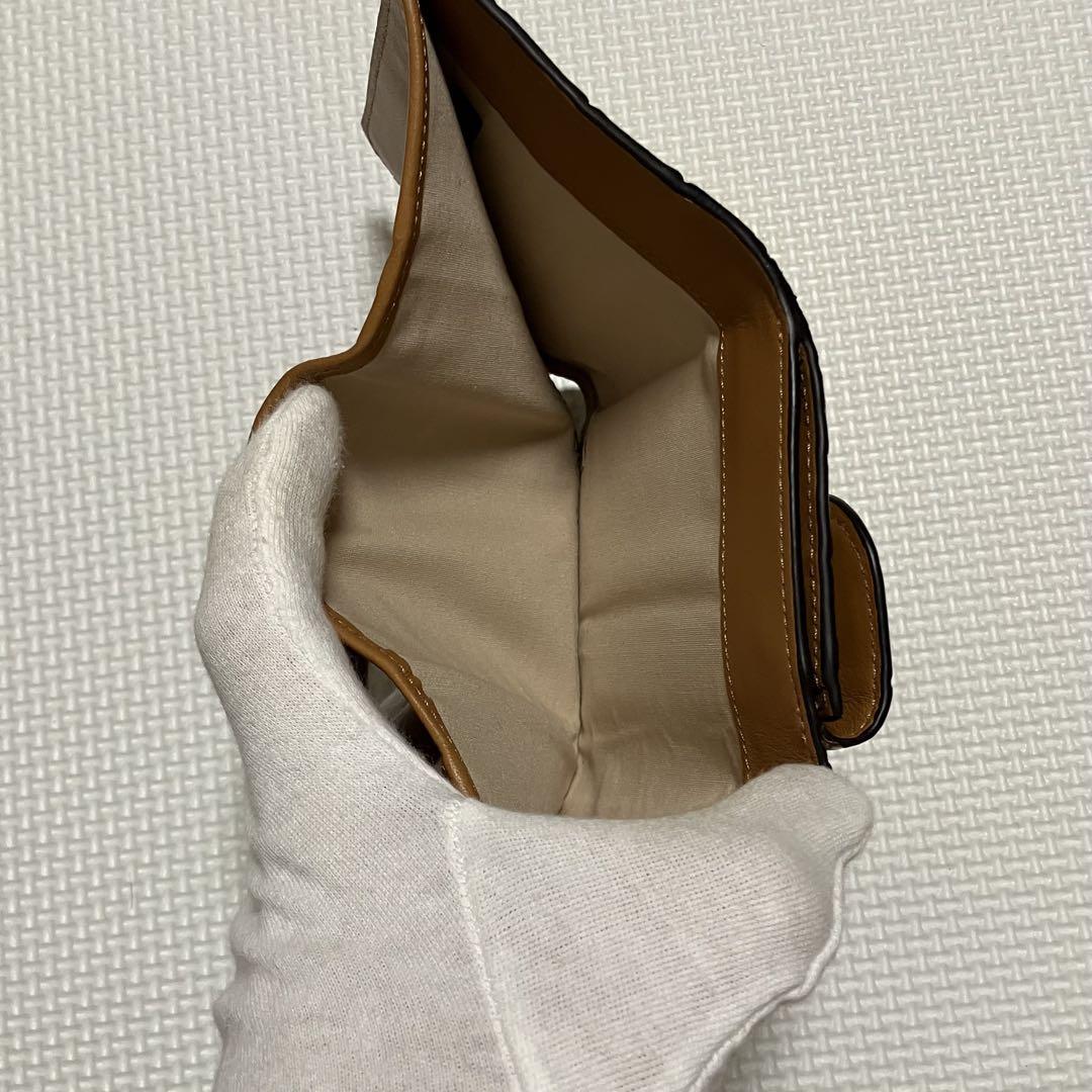 未使用Chloe レザー三つ折り財布　クロコ型押し『C』ロゴ　ブラウン×イエロー