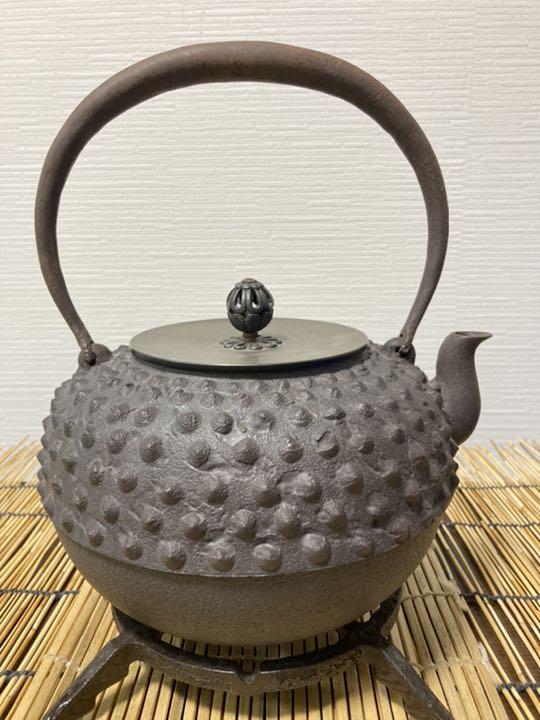 本物保証人気 古作 鬼霰虫喰地紋平丸形 貴重鉄瓶 南部鉄瓶 sDB0K-m93753486647 未使用 新品 釜師八代目佐藤清光 NEW新品