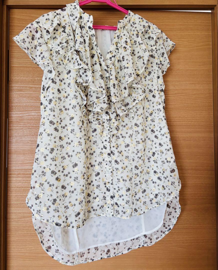 ジャスグリッティ　フリルプリントブラウス　Sサイズ 新品 ジャスグリッティ フリルプリントブラウス Sサイズ 新品 - メルカリ