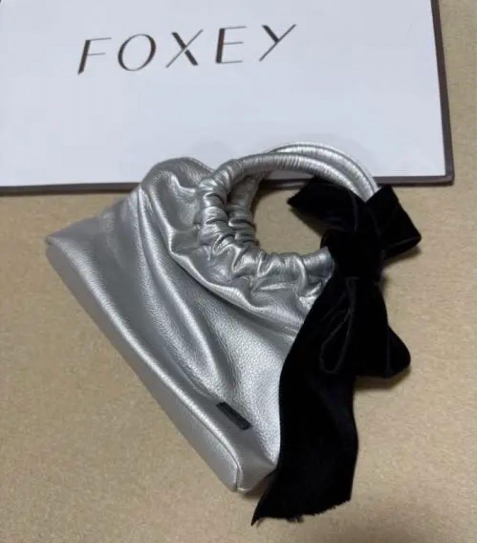 FOXEY シルバー レザー ハンドバッグ