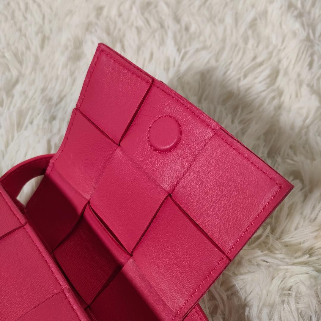 【美品】ボッテガヴェネタ マキシイントレチャート ショルダーバッグ ピンク 【美品】ボッテガヴェネタ マキシイントレチャート ショルダーバッグ ピンク