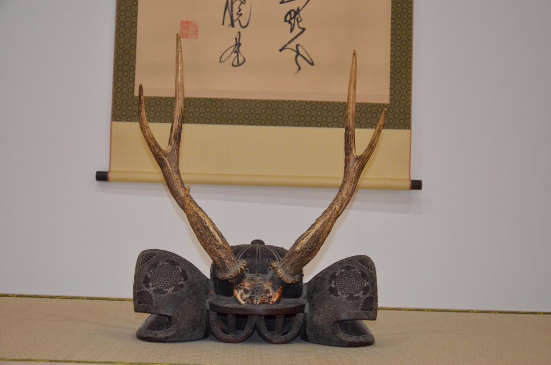 送料込【刀掛け】鹿角 兜 刀置き