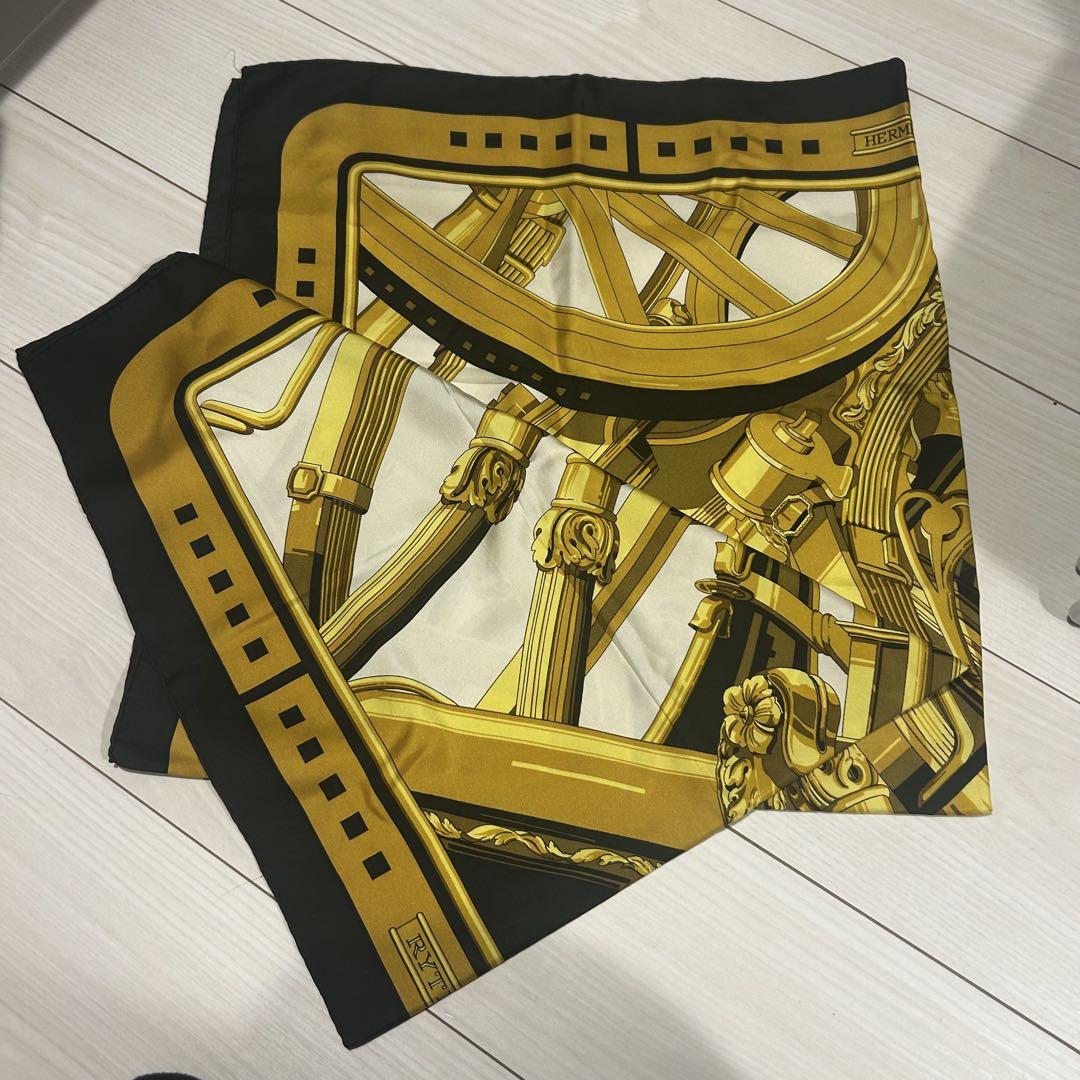HERMES ゴールドブラック スカーフ　カレ90 8,640円