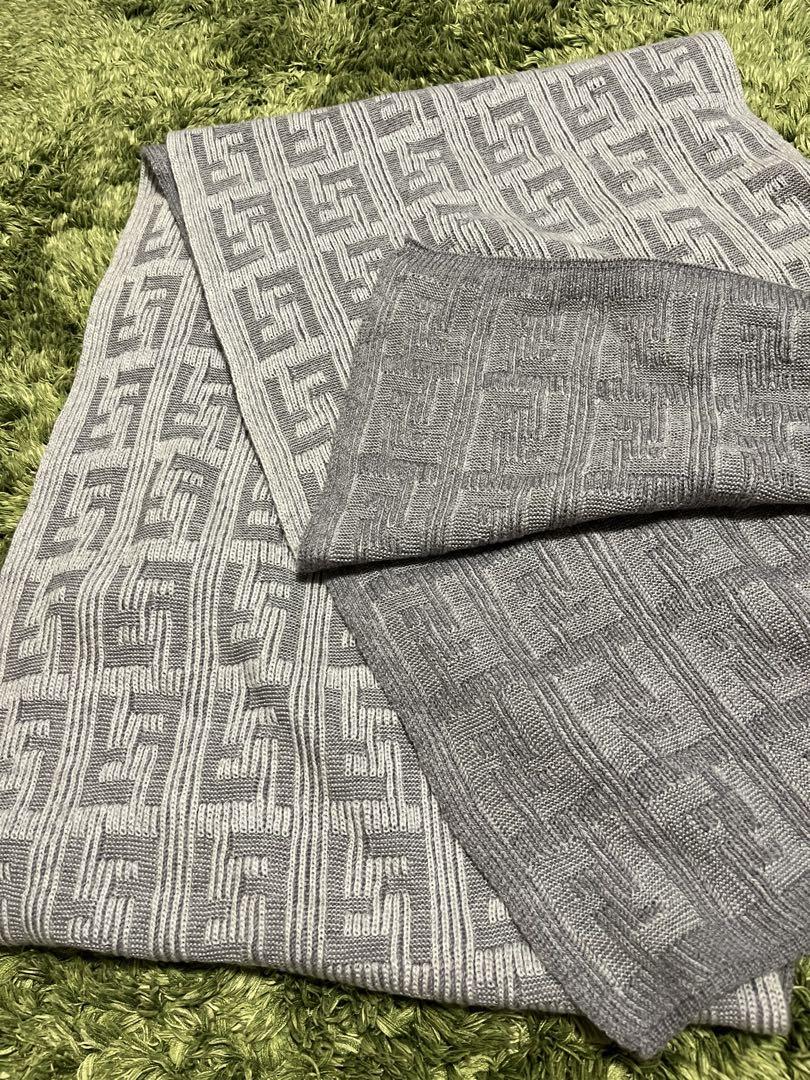 FENDI グレー ロゴ入り ニットマフラー
