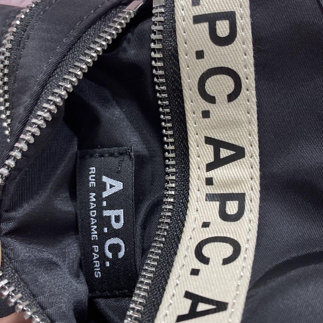 APCアーペーセー ネックポーチ　ショルダーバッグ ブラック