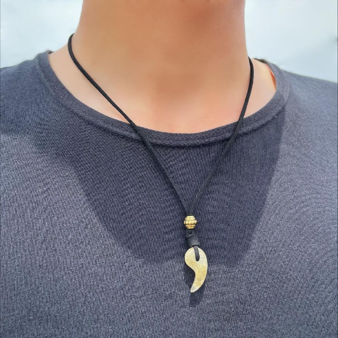 虹の共存が美しい】一点物 ゴールドルチル 勾玉 Mrn4 スエード