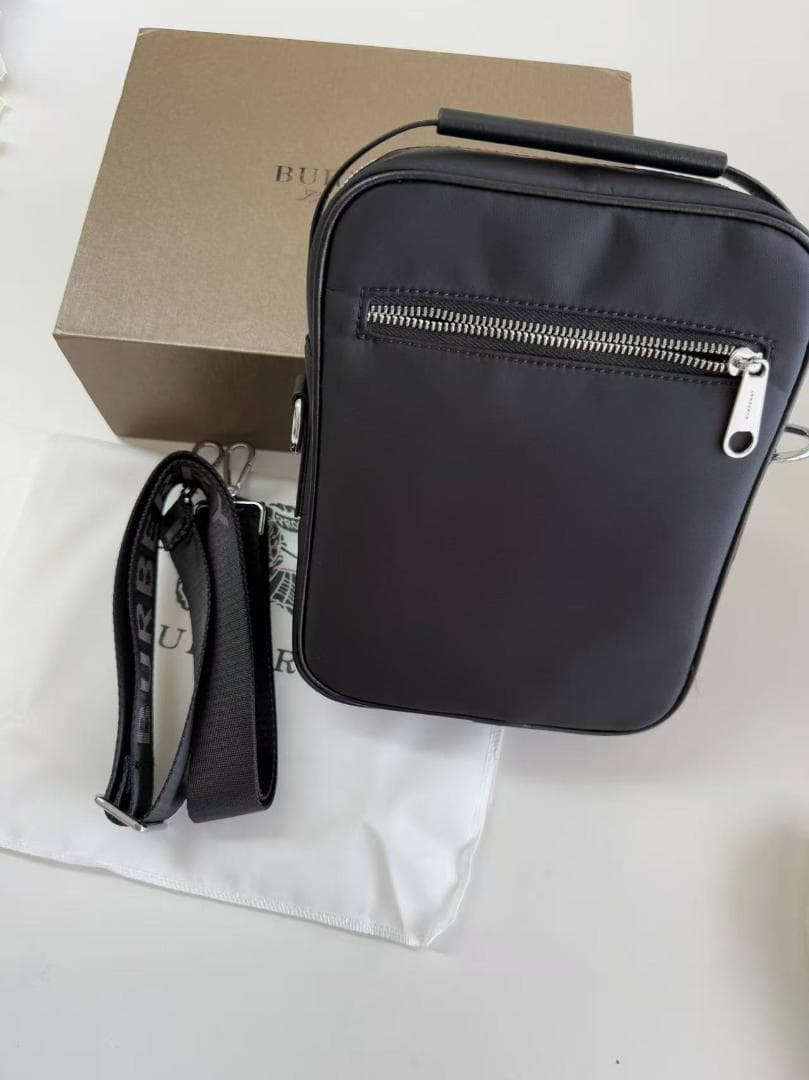 BURBERRY ブラック ショルダーバッグ