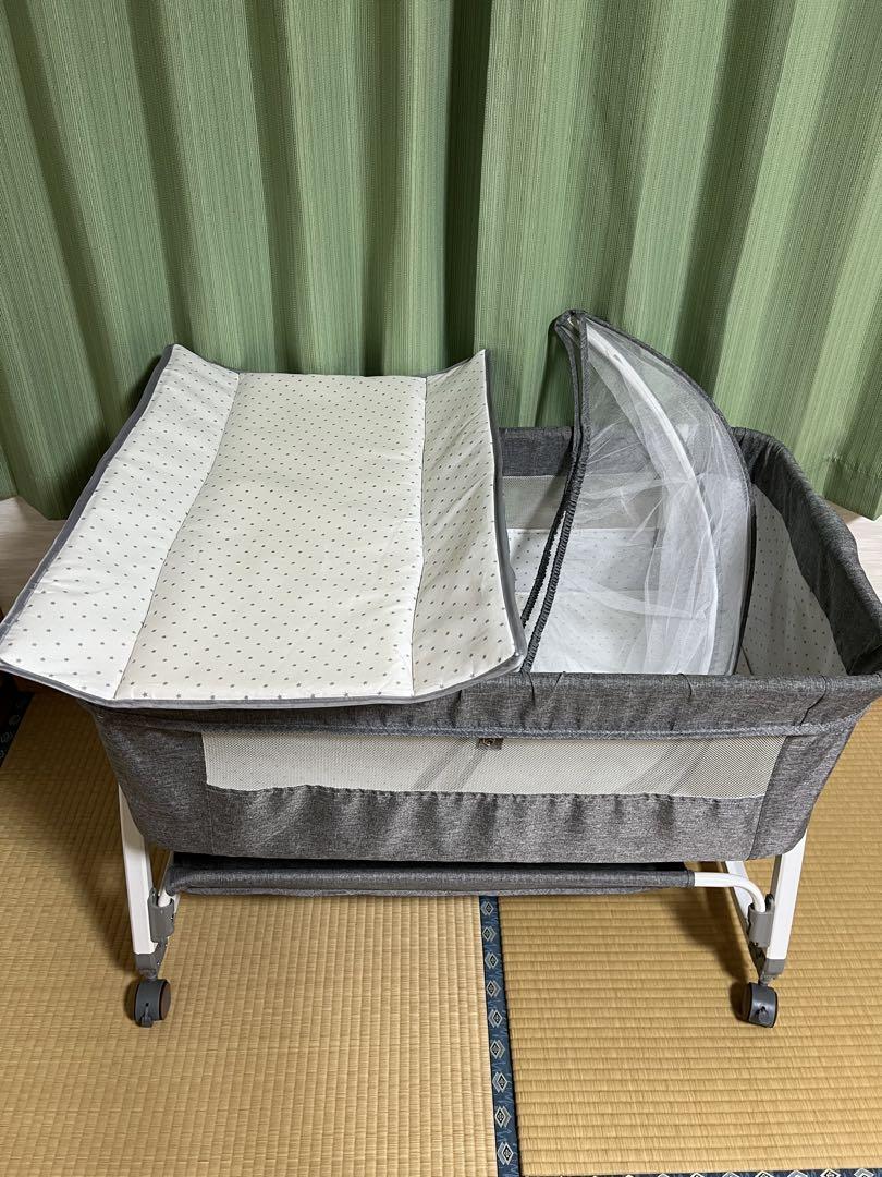 メッシュカバー、高さ調整、育児テーブル付きベビーベッド オムツ収納スペースあり