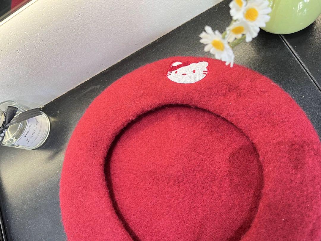 赤いウールベレー帽 ハローキティ刺繍 赤いウールベレー帽 ハローキティ刺繍