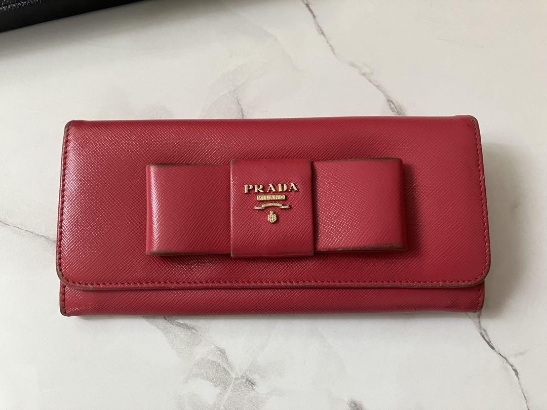 PRADA リボン付きピンク二つ折り財布 - メルカリ