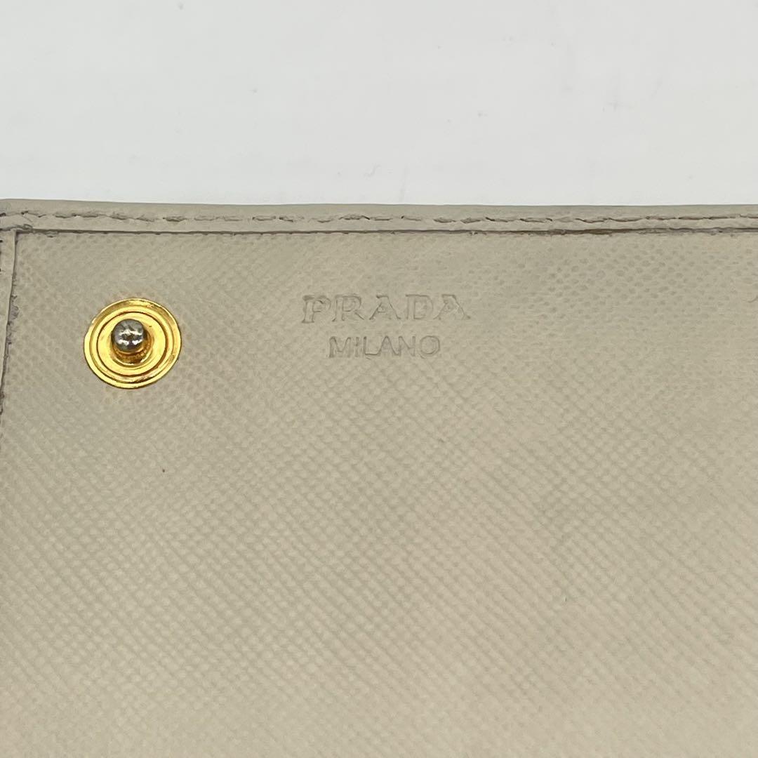 PRADA 長財布 フラップウォレット 三角プレート サフィアーノレザー 白
