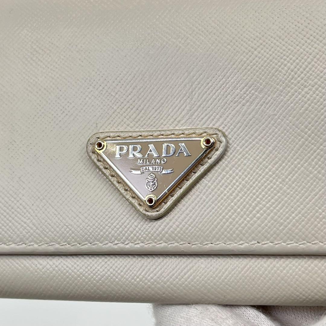 PRADA 長財布 フラップウォレット 三角プレート サフィアーノレザー 白