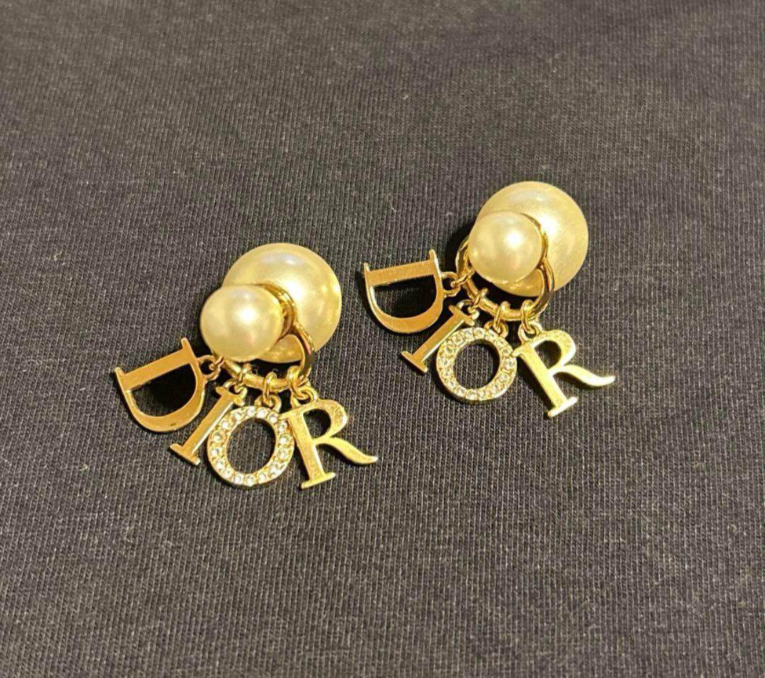 Dior パールピアス 箱付き Dior パールピアス 箱付き
