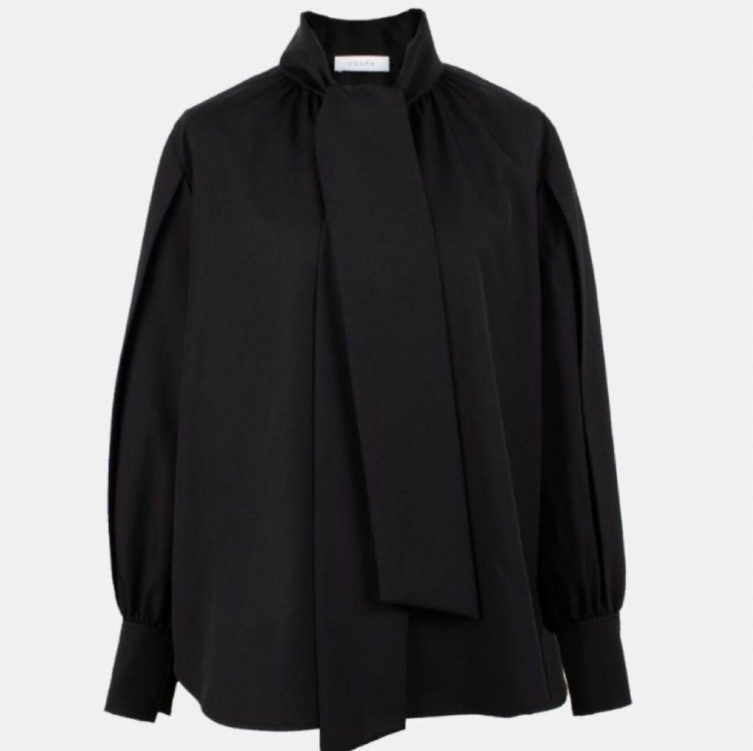 人気定番の YONFA フラッシータイブラウス BLACK トップス
