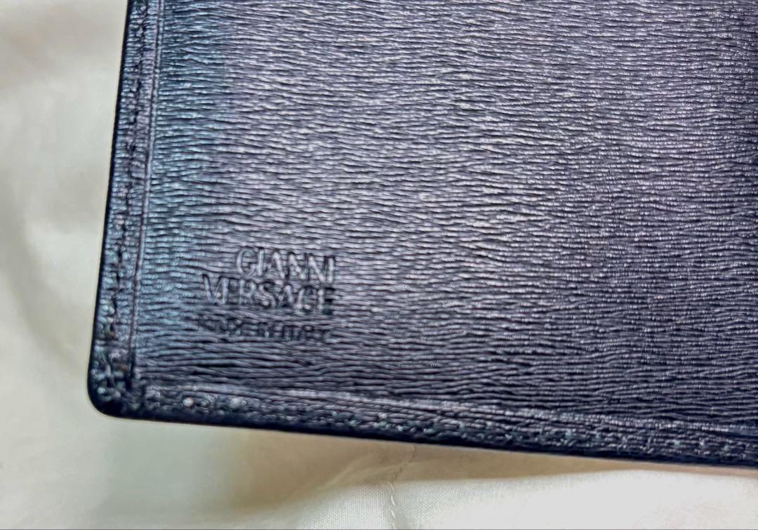 美品✨ヴェルサーチ VERSACE ブラック　イタリア製　二つ折り財布送料込み